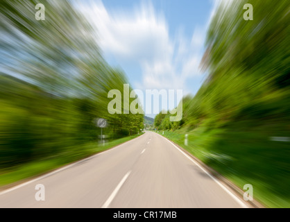 Alta velocità moto, su strada con un cartello indicante la fine di un limite di velocità di 60 km h, Neckarsteinach, Hesse, PublicGround Foto Stock