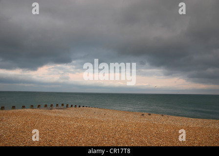 Nuvole scure sul mare a Eastbourne Inghilterra Regno Unito Foto Stock