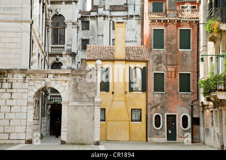 L'Italia, Venezia, Venezia, elencato come patrimonio mondiale dall UNESCO, piccola casa gialla Foto Stock