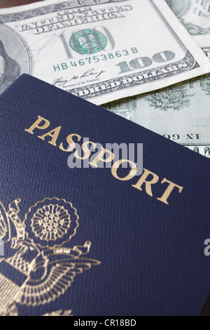 Close-up di passaporto e il dollaro banconote Foto Stock