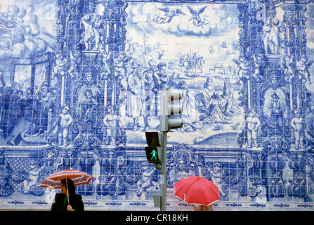 Il Portogallo, Regione Norte, Porto, Centro Storico elencati come patrimonio mondiale dall' UNESCO, semafori e azulejos Foto Stock