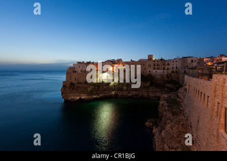 Vista di Polignano a Mare al mattino, regione Puglia, noto anche come la Puglia, Italia meridionale, Italia, Europa Foto Stock