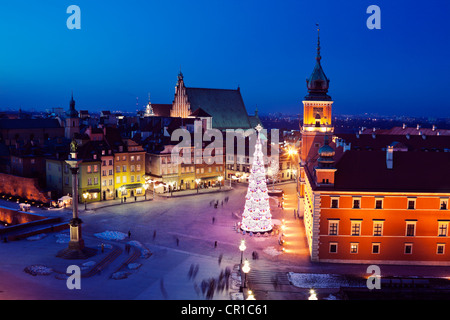 Polonia - Varsavia, Piazza Castello, Sigismondo la colonna e il castello reale nel tempo di Natale Foto Stock