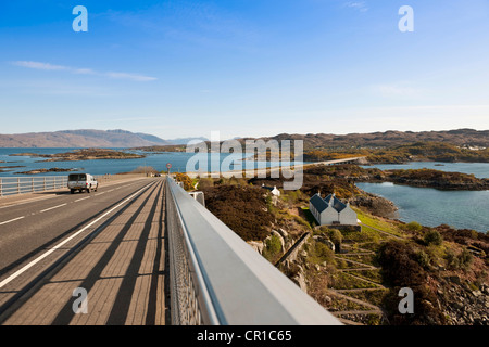 Regno Unito, Scozia, altopiani, Ebridi, Isola di Skye Bridge a Kyle of Lochalsh Foto Stock