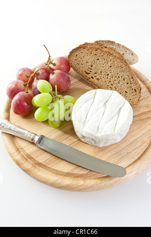 Lo Chardonnay il formaggio su una scheda con uva e pane Foto Stock