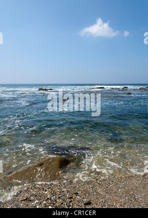 Onde rottura delicatamente su roccia sulla spiaggia di Plozevet, Brittany Foto Stock