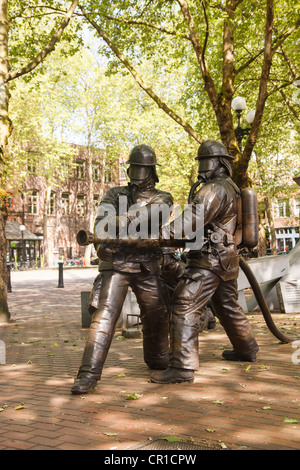 Una statua commemorativa per vigili del fuoco a Seattle il Pioneer Square Foto Stock