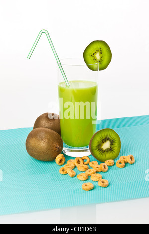 Il kiwi yogurt da bere, kiwi agitare in un bicchiere con kiwi e cereali Foto Stock