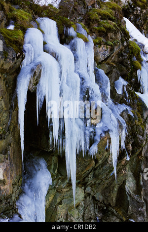 Cascata ghiacciata vicino Grøtfjorden e Tromvik, Norvegia, Europa Foto Stock