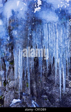 Cascata ghiacciata vicino Grøtfjorden e Tromvik, Norvegia, Europa Foto Stock