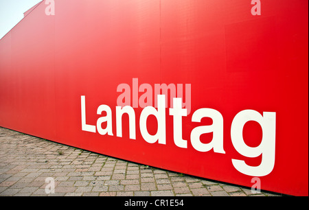 Del Landtag, membro del Parlamento europeo, segno su una Rossa Observation Deck nel centro di Potsdam, Brandeburgo, Germania, Europa Foto Stock