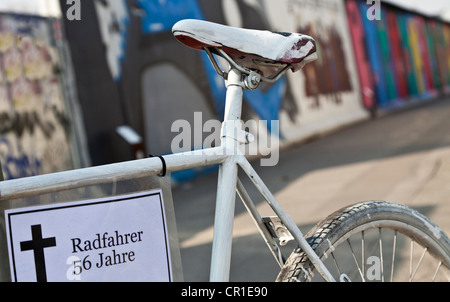 Bicicletta bianchi come memoriale per i ciclisti morti in incidenti stradali, Berlino, Germania, Europa Foto Stock