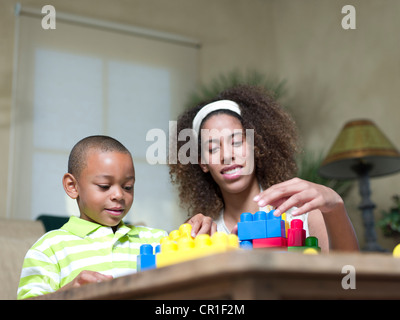 Fratello e Sorella gioca con LEGOS Foto Stock