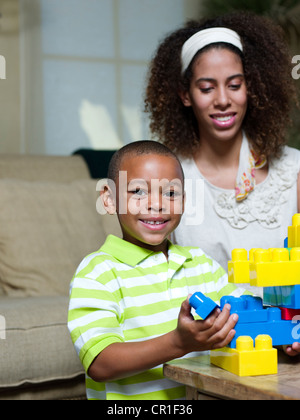 Fratello e Sorella gioca con LEGOS Foto Stock