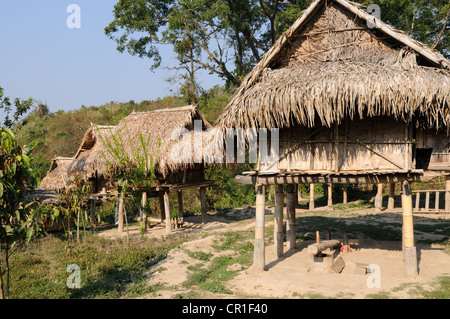 Bambù con il tetto di paglia di riso capanne storage divieto Prane Khuu villaggio etnico nord Laos Foto Stock