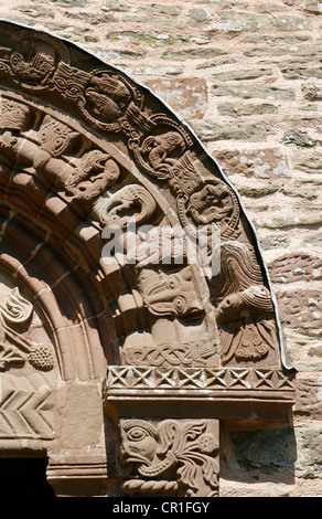 Scolpiti Norman porta arch dettaglio alla chiesa Kilpeck Herefordshire England Regno Unito Foto Stock
