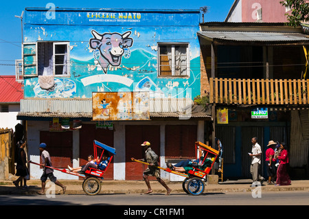 Madagascar, Highlands Centrali, ex provincia di Antananarivo, regione di Vakinankaratra, Strada Nazionale 7, Antsirabe, facciata di Foto Stock