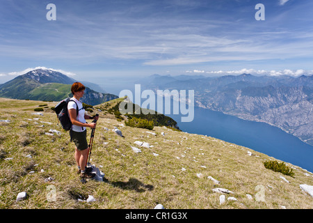 Scalatore sul Monte Altissimo al di sopra di Nago, affacciato sul Lago di Garda e del Monte Baldo sul retro, Trentino, Italia, Europa Foto Stock