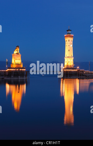 Il porto con il faro e il leone bavarese al crepuscolo, Lindau sul Lago di Costanza, Svevia, Baviera, Germania, Europa PublicGround Foto Stock