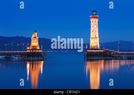 Il porto con il faro e il leone bavarese al crepuscolo, Lindau sul Lago di Costanza, Svevia, Baviera, Germania, Europa PublicGround Foto Stock