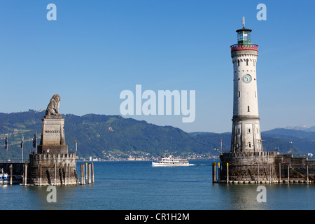 Il porto con il faro e il leone bavarese, Lindau sul Lago di Costanza, Svevia, Baviera, Germania, Europa PublicGround Foto Stock