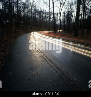 Time Lapse vista del traffico su strada rurale Foto Stock