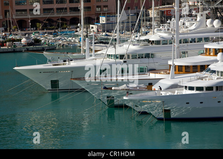 Principalty di Monaco, Monaco, La Condamine District, Porto Hercule (Hercules porto), yacht Foto Stock