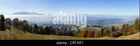 Vista panoramica dal Sonntratn montagna vicino a Gaissach sopra la valle di Isar, guardando verso Brauneck, Benedetto parete Foto Stock