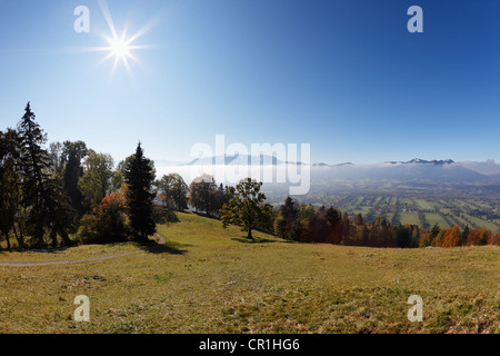 Vista dalla montagna Sonntratn vicino Gaissach sopra la valle di Isar, guardando verso Brauneck, Benedetto muro, Zwiesel e Blomberg Foto Stock