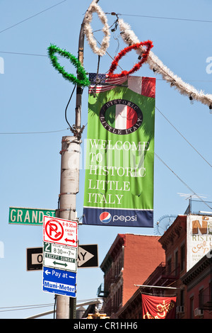 Banner colorati sulla lampada posta all angolo di Mulberry & Grand strade con benvenuti alla storica Little Italy area & annuncio per Pepsi Foto Stock