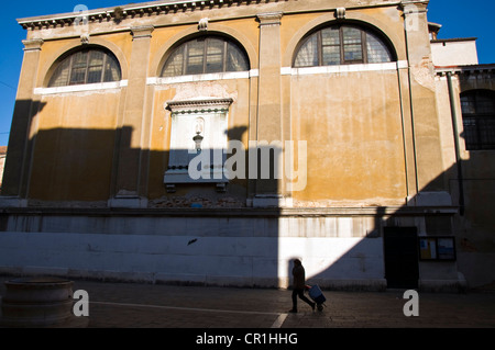 Chiesa di San Cassiano donna con carrello di shopping passeggiate passato Foto Stock