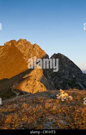 Mt Ifinger o Ivigna nella luce del mattino, vista dal Kuhleiten-Huette baita di montagna, sopra la città di cura di Merano 2000, Merano, Alto Adige, Italia Foto Stock