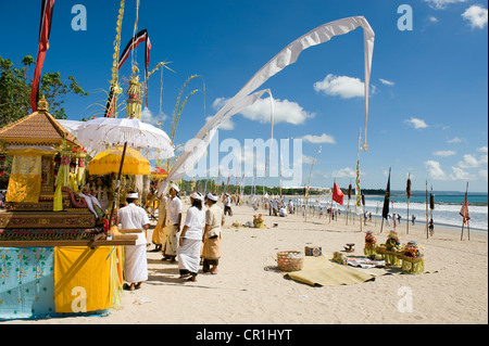 Indonesia, Bali, Melasti (Cerimonia di detergente) sulla spiaggia di Kuta. Foto Stock