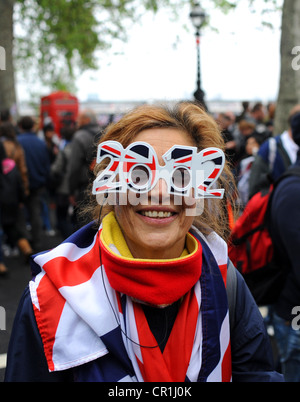 Donna che indossa unione jack bicchieri per il Queens Diamond Giubileo e le Olimpiadi di Londra 2012 Foto Stock