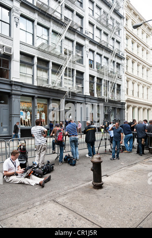 I giornalisti e i fotografi accampate di fronte al loft costruzione home Etan Patz genitori sul 33mo anniversario della sua scomparsa Foto Stock