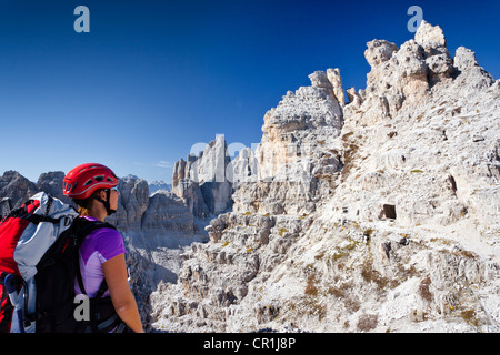 Gli alpinisti ascendente Paternkofel Mt o Paterno, Tre Cime di Lavaredo massiccio in retro, Alta Pusteria valle o Alta Pusteria Foto Stock