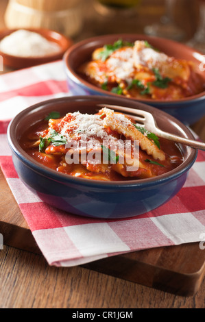 Ravioli in salsa di pomodoro. Il cibo italiano Foto Stock