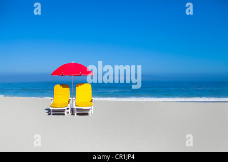 Vuoto, sdraio e lettini e ombrellone in spiaggia Foto Stock