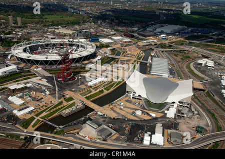 Il London Olympic Stadium con il gruppo Arcelor Mittal Orbit e Aqua Center presso il parco olimpico di Stratford London Inghilterra England Regno Unito. Foto Stock