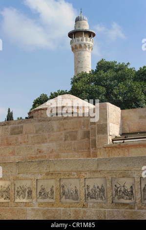 Monumento cristiana sulla Via Dolorosa, rilievi della Passione di Gesù, nel quartiere arabo, a fronte di un minareto sul Monte del Tempio Foto Stock