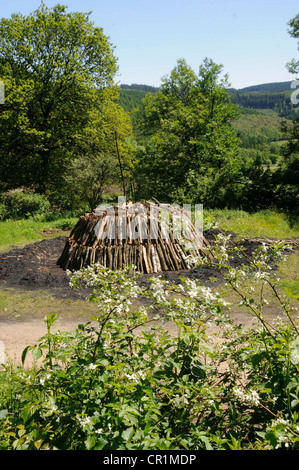 Un nuovo carbone mound costruito con i registri, Walpersdorf, Siegen-Wittgenstein distretto, Renania settentrionale-Vestfalia, Germania, Europa Foto Stock