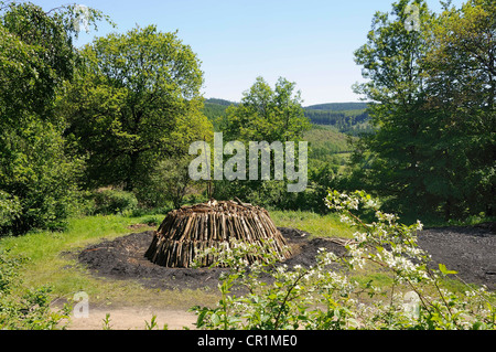 Un nuovo carbone mound costruito con i registri, Walpersdorf, Siegen-Wittgenstein distretto, Renania settentrionale-Vestfalia, Germania, Europa Foto Stock