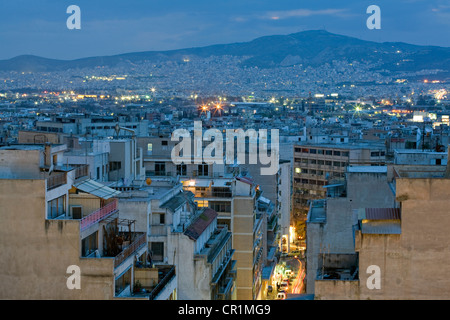 La Grecia, Attica, Atene, panoramica della città dalla fresca terrazza Hotel Foto Stock