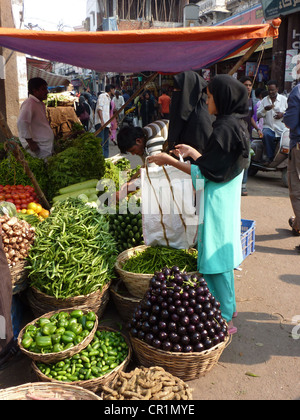 HYDERABAD, INDIA - NOV 21 - musulmana velata donne shop per i prodotti alimentari nella Lad Bazaar il Nov 21, 2009 in Hyderabad, India Foto Stock