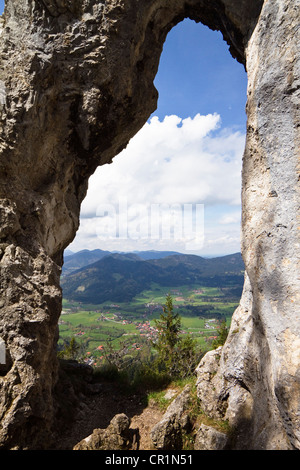 Breitensteinfenster finestra di roccia a Mt. Breitenstein vicino Fischbachau, Alpi Alta Baviera, Germania, Europa Foto Stock