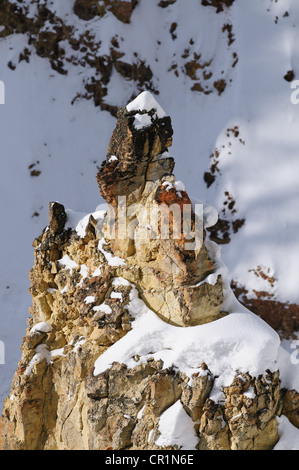 Il Grand Canyon di Yellowstone inverno Neve rocce Foto Stock