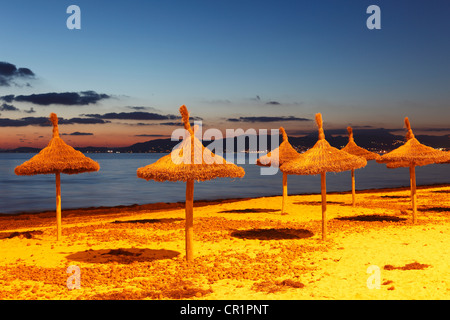 Ombrelloni di paglia sulla spiaggia, S'Arenal, El Arenal, atmosfera serale, Maiorca, isole Baleari, Spagna, Europa Foto Stock