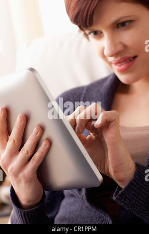 Stati Uniti, California, Los Angeles, Donna sorridente con tavoletta digitale Foto Stock
