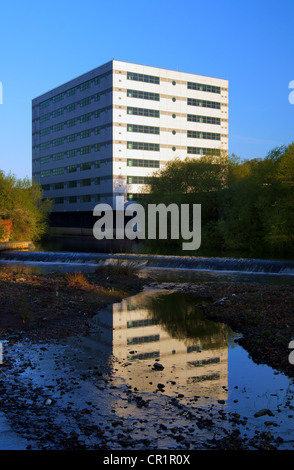 UK,South Yorkshire,Sheffield,Cinque sbarramenti a piedi,Saville Casa accanto al Fiume Don a camminare Mill Weir Foto Stock