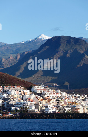 Los Cristianos e alle cime innevate del Monte Teide, Tenerife, Isole Canarie, Spagna, Europa Foto Stock